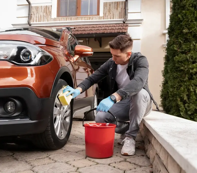 Lavage auto à domicile Cros-de-Ronesque : professionnel intervenant sur un véhicule